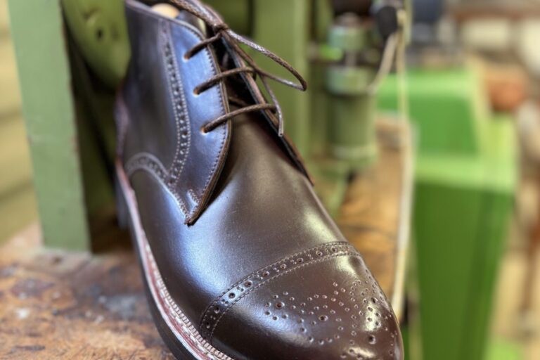 Münchener Schuhwerkstätten Chukka. Cordovan. Zwiegenäht. Lammfell