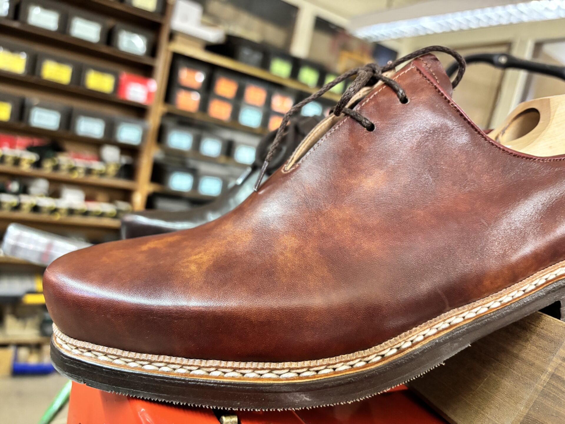 Brauner Haferlschuh in Nahaufnahme mit zwiegenähter Sohle