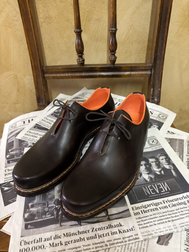 Dunkelbraune Haferlschuhe mit orangefarbenem Futterleder